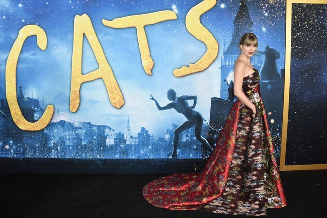 Sukses di dunia tarik suara, Taylor Swift kembali menyicipi karier sebagai aktris. Film terbarunya, Cats, yang diadaptasi dari pentas musikal berjudul sama karya Andrew Lloyd Webber, diputar secara perdana di New York City, AS, Senin (16/12/2019). Taylor Swift pun memberikan gaya maksimalnya di acara premier tersebut. (Foto: Steven Ferdman/Getty Images)