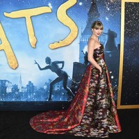 Sukses di dunia tarik suara, Taylor Swift kembali menyicipi karier sebagai aktris. Film terbarunya, Cats, yang diadaptasi dari pentas musikal berjudul sama karya Andrew Lloyd Webber, diputar secara perdana di New York City, AS, Senin (16/12/2019). Taylor Swift pun memberikan gaya maksimalnya di acara premier tersebut. (Foto: Steven Ferdman/Getty Images)