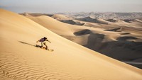 Selancar di atas ombak sudah biasa. Kamu bisa coba berselancar di atas gurun seperti di Gurun Usaka, Peru (CNN)