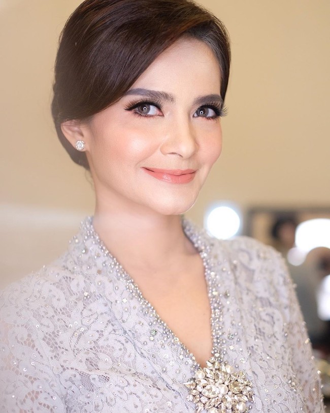 Terima kasih @sylvanamakeup , akhirnya kesampaian aku pingin pas nikah make up sama kamu. Polesan make up dan jati diri kamu yang bikin aku yakin di hari special ini harus sama kamu. Thank you for the wonderful make up and thank you for being a part of our wedding, komentar Cut Tari di kolom komentar Instagram @sylvanamakeup.  Foto: Instagram sylvanamakeup