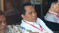 Begini ekspresi Direktur Operasional Bulog Tri Wahyudi Saleh saat melirik ke depan kamera.