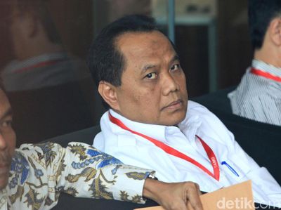 Lirikan Tajam Direktur Operasional Bulog saat Diperiksa KPK