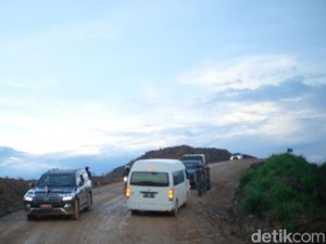 Yang Bikin Mobil Menteri Selip di Jalan Calon Ibu Kota Baru