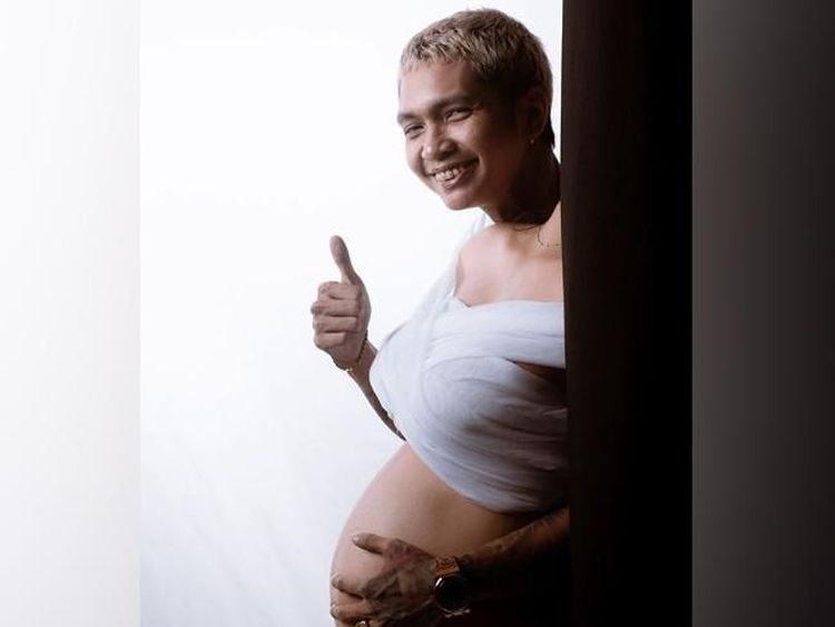 Kocak! Saat Young Lex dan Istri Pamer Perut Hamil
