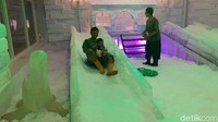 Untuk tiket masuk wahana Frozen World menjadi satu (include) dengan Malang Smart Arena yakni sebesar Rp 110 ribu per orang dengan durasi waktu selama 20 menit. Jika ingin masuk kembali, cukup membayar Rp 30 ribu saja (Foto: Muhammad Aminudin/detikcom)