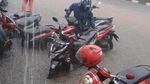 Potret Motor-motor Tenggelam Saat Banjir di Depan Plaza Senayan