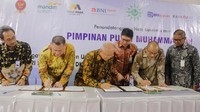 Direktur Utama Bank Mega Syariah Yuwono Waluyo, Direktur Bank Mega Syariah Marjana dan Ketua PP Anwar Abbas menandatangani MoU di kantor Pusat Dakwah Muhammadiyah, Jakarta, Senin (16/12/2019). Istimewa/Bank Mega Syariah.