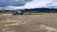 Helikopter TNI AU mendarat di Bandara Yuvai Semaring.