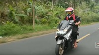 Memang hasilnya lucu ini. Tapi saya ingin membuktikan bahwa yang beredar di media sosial, apakah Grand bisa dimodifikasi seperti foto yang beredar viral itu ya. Dan ternyata bisa, dibantu dengan Pak Doyok las dan teman-teman yang ada di sini, lanjut host tersebut yang juga pemilik kanal YouTube Bapak Mustofa Kepala Jenggot. Foto: Pool (Screenshot Youtube Bapak Mustofa Kepala Jenggot)