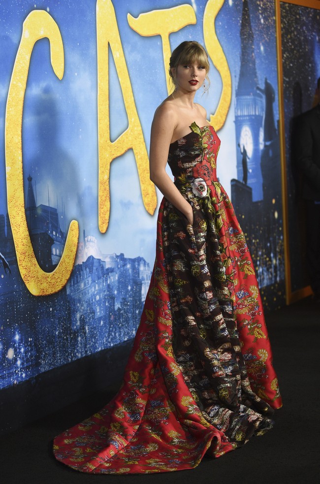 Untuk momen spesial itu, Taylor Swift yang berperan sebagai kucing bernama Bombalurina itu muncul dalam balutan gaun strapless kemerahan yang penuh motif floral. (Foto: Evan Agostini/Invision/AP)
