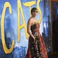 Untuk momen spesial itu, Taylor Swift yang berperan sebagai kucing bernama Bombalurina itu muncul dalam balutan gaun strapless kemerahan yang penuh motif floral. (Foto: Evan Agostini/Invision/AP)