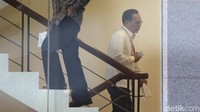 Arif Wibowo menaiki tangga menuju ruang pemeriksaan.
