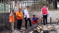 Di reruntuhan gudang barang bekas itu, terlihat banyak sekali material mudah terbakar. Ada kayu, plastik, kardus yang hangus.