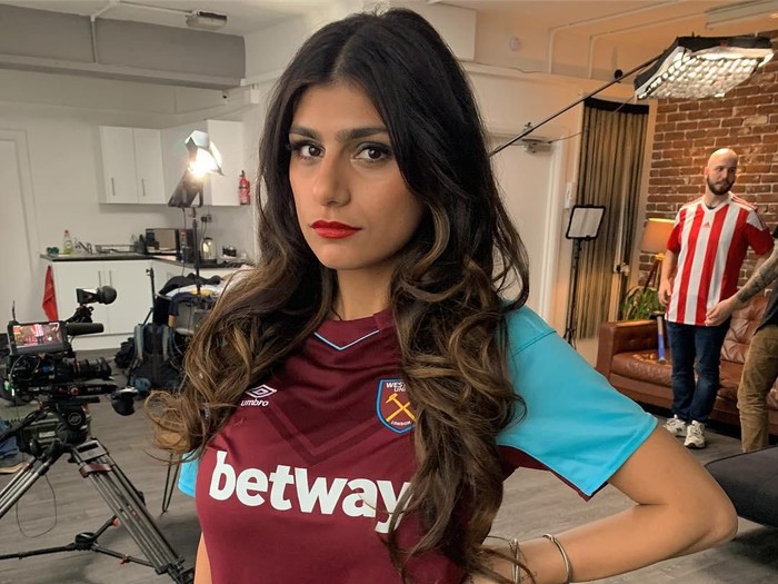 Mia Khalifa menggenakan jersey West Ham