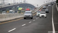 Namun, banyak yang menganggap lewat jalan tol layang Jakarta-Cikampek II tersebut dianggap tidak nyaman. Ini karena kondisi jalan bergelombang.