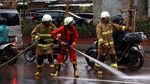 Aksi Damkar Bersihkan Lumpur Sisa Banjir di Kuningan