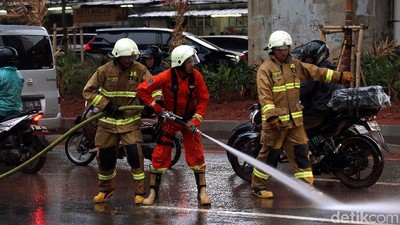 Aksi Damkar Bersihkan Lumpur Sisa Banjir di Kuningan