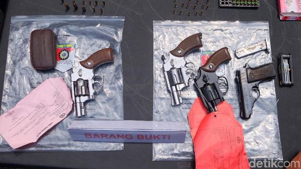 Berita Jabar Sepekan: Senpi Ilegal, Alat 'Tasbih' ke Penis, dan Perobek Al Quran