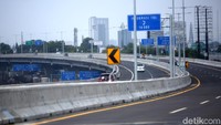 Hal tersebut diungkapkan salah satu praktisi keselamatan berkendara Jusri Pulubuhu yang juga menjabat Instruktur & Founder Jakarta Defensive Driving Consulting (JDDC). Ia mengatakan jalan tol layang dibuat naik dan turun serta ada beberapa tikungan membuat pengemudi harus lebih waspada.