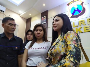 Usai Ditilang, 2 Wanita yang Kendarai Motor Sambil Keramas Dipidana