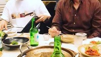 Bersama rekan kerjanya, ini momen Song Joong Ki saat menyantap makan malam di salah satu restoran Korea. Foto: Instagram @songjoongkionly
