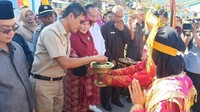 Kompak banget Irwan dan istri yang menikmati makanan di warung sederhana. Di warung ini tersedia aneka makanan ringan khas minang seperti bakwan, risoles dan lain lain. Sangat enak bila di cicipi dengan teh manis. kata Irwan. Foto: instagram irwan prayitno