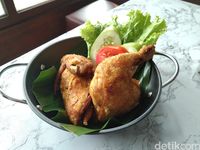 Ayam Bebek Angsa Masak di Kuali : Kriuk Renyah Angsa Goreng dengan 5 Jenis Sambal