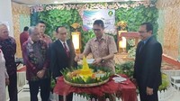 Irwan menjadi tamu kehormatan saat pembukaan sebuah rumah sakit di Padang. Di sini ia dipersilahkan untuk memotong nasi tumpeng. Foto: instagram irwan prayitno