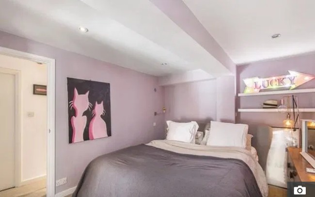 Kamar tidur Caroline juga didominasi warna netral seperti abu-abu dan putih. Terlihat lukisan bergaya quirky gambar kucing sebagai penyemarak ruangan. Foto: Rightmove.co.uk