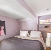 Kamar tidur Caroline juga didominasi warna netral seperti abu-abu dan putih. Terlihat lukisan bergaya quirky gambar kucing sebagai penyemarak ruangan. Foto: Rightmove.co.uk