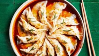 Masih berupa foto dumpling, yang satu ini muncul dalam majalah edisi Agustus 2019. Dumplingnya berisi udang dengan dressing tamari dan cabai. Foto: Gourmet Traveller