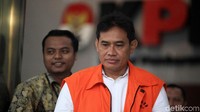 Dia diam saat ditanya tentang kasusnya.