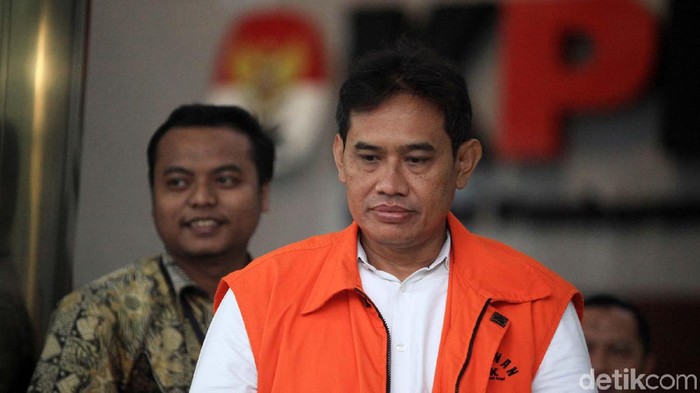 Eks Direktur Pemasaran PTPN III (Persero) I Kadek Kertha Laksana kembali diperiksa penyisik KPK. Begini ekspresinya saat tiba di gedung KPK.