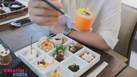 Soon Joong Ki dengan senyum tipisnya saat berpose seolah menyuapi Anda makanan. Foto: Instagram @songjoongkionly