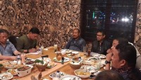 Irwan turut hadir dalam acara jamuan makan sekaligus rapat untuk persiapan kejuaraan nasional Piala Kapolri. Event ini digelar di Sumatera Barat. Foto: instagram irwan prayitno