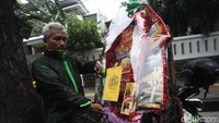 Mereka juga mulai menjual barang dagangannya melalui online untuk menambah penghasilan.