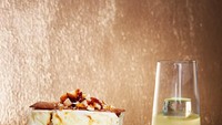 Sandwich es krim juga bisa terlihat sangat menarik selera. Apalagi jika tampilannya direka food stylist. Yang ini rasa macadamia salted-caramel lho! Foto: Gourmet Traveller