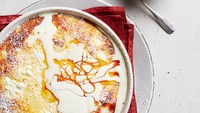 Puding makin terlihat dramatis dengan taburan bubuk putih di atas dan sekitarnya. Inilah puding buttermilk-ricotta dengan madu. Foto: Gourmet Traveller