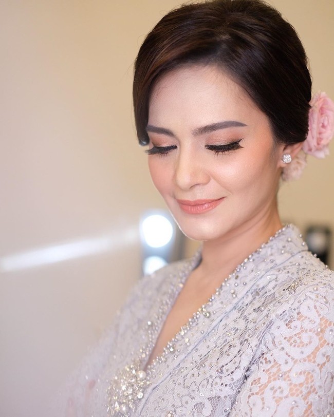 Saat menikah, Cut Tari tampil dengan riasan nude-peach. Ia tampil dengan eyeshadow tipis warna peach dengan sedikit efek shimmery.  Foto: Instagram sylvanamakeup