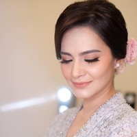 Saat menikah, Cut Tari tampil dengan riasan nude-peach. Ia tampil dengan eyeshadow tipis warna peach dengan sedikit efek shimmery.  Foto: Instagram sylvanamakeup