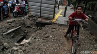 Pemindahan kabel-kabel yang menggantung di udara ke bawah tanah itu dilakukan untuk menata kota dan mengantisipasi terjadinya gangguan maupun hal-hal tak diinginkan lainnya yang dapat membahayakan para pengguna jalan.