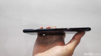 Hanya ada tombol fisik, tombol volume up/down, namun merata dengan rangkanya Foto: Moch Prima Fauzi/detikINET