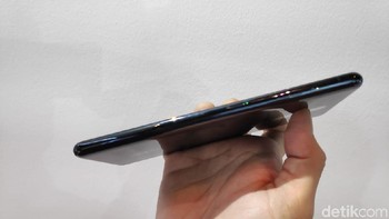 Tanpa tombol fisik yang menonjol. Foto: Moch Prima Fauzi/detikINET