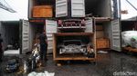 Sulap! Kontainer Batu Bata ini Ternyata Berisi Mobil Mewah