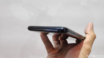 Untuk mengisi ulang baterai menggunakan wireless charger. Foto: Moch Prima Fauzi/detikINET