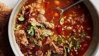 Huahh! Melihat fotonya saja sudah bisa membayangkan rasa pedas daging sapi gaya Sichuan ini. Foto: Gourmet Traveller
