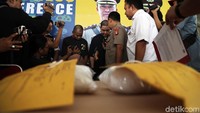 Dua orang pengedara narkoba itu sempat memberikan keterangan dalam rilis di Mpolres Jakarta Utara.