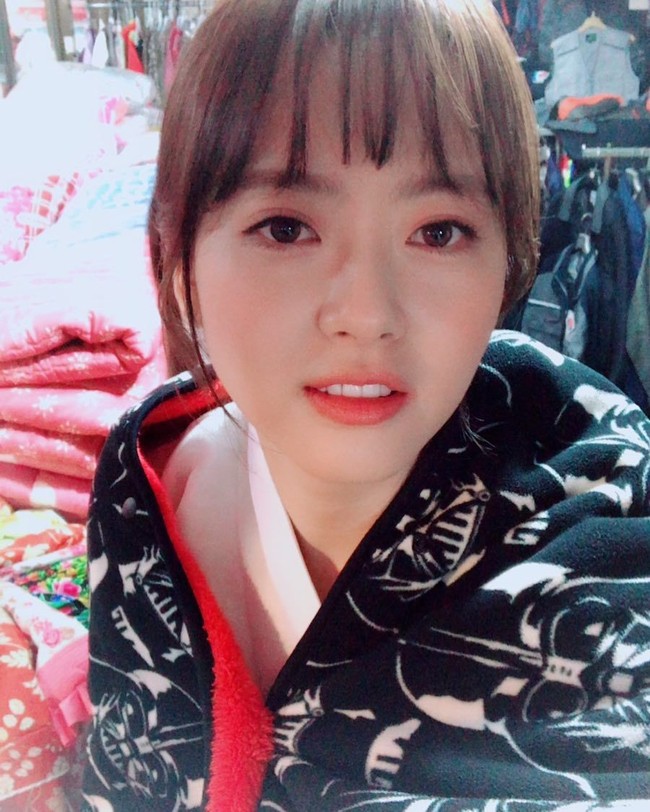 Apapun warna matanya, penampilan Go Ara selalu memikat para penggemar drama. Foto: Instagram