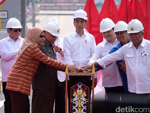 Hujan Gerimis, Jokowi Resmikan Tol Akses Ibu Kota Negara Baru di Kaltim