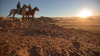 Kalau khawatir kelelahan berjalan di gurun, kamu bisa coba jalan-jalan sambil naik kuda di Gurun Namib, Namibia (CNN)